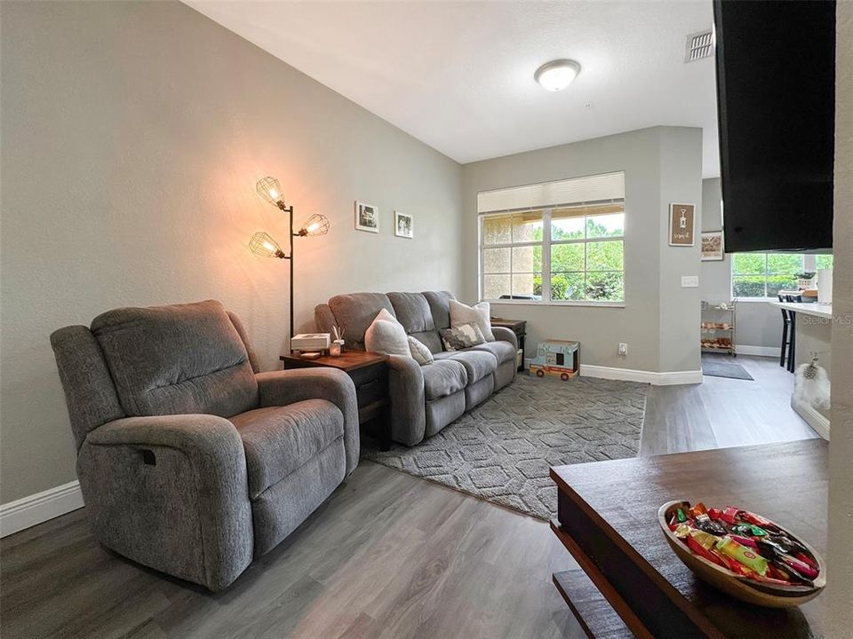 Под контрактом: $267,900 (3 спален, 2 ванн, 1686 Квадратных фут)