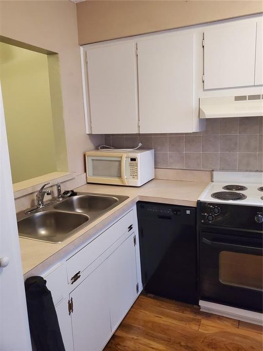 Под контрактом: $89,995 (1 спален, 1 ванн, 714 Квадратных фут)