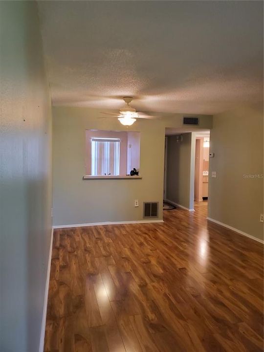 Под контрактом: $89,995 (1 спален, 1 ванн, 714 Квадратных фут)