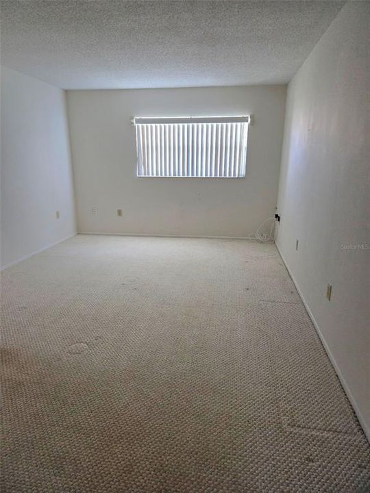 Под контрактом: $89,995 (1 спален, 1 ванн, 714 Квадратных фут)