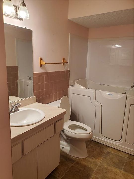 Под контрактом: $89,995 (1 спален, 1 ванн, 714 Квадратных фут)