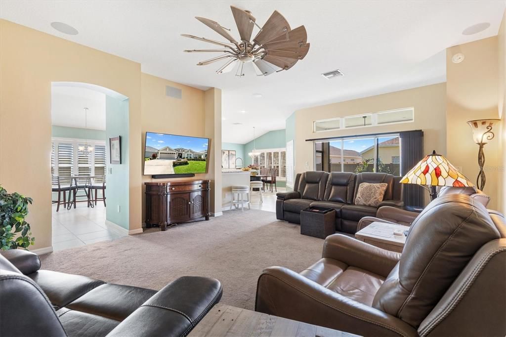 Activo con contrato: $565,000 (3 camas, 2 baños, 2091 Pies cuadrados)