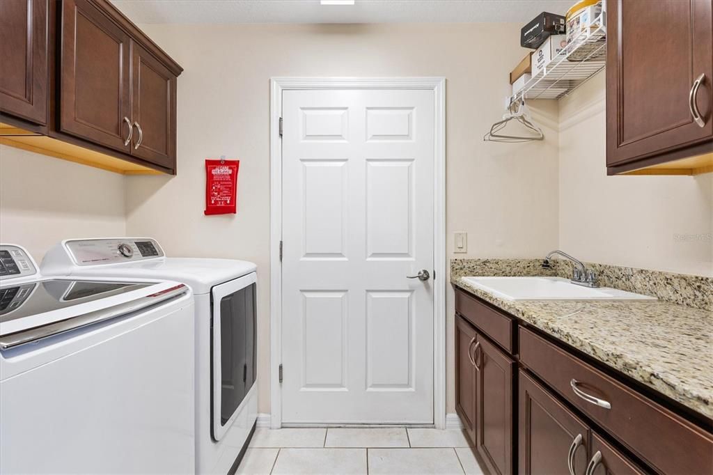 Activo con contrato: $565,000 (3 camas, 2 baños, 2091 Pies cuadrados)