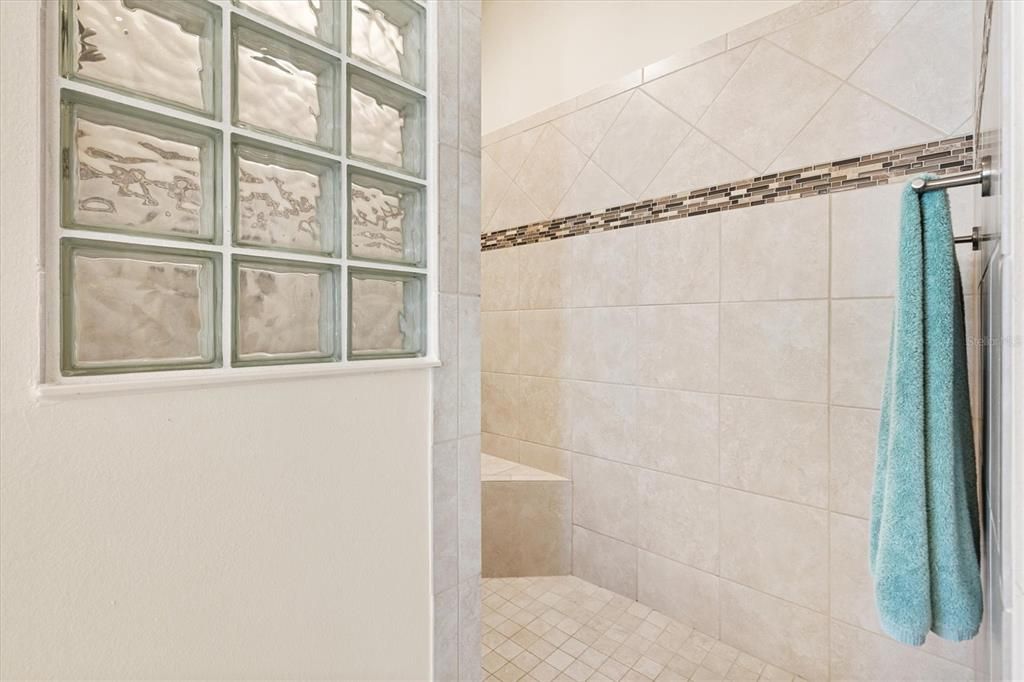 Activo con contrato: $565,000 (3 camas, 2 baños, 2091 Pies cuadrados)