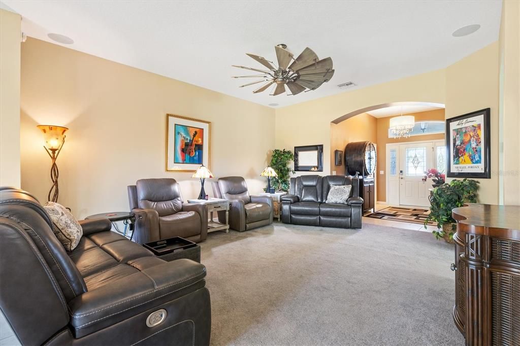 Activo con contrato: $565,000 (3 camas, 2 baños, 2091 Pies cuadrados)