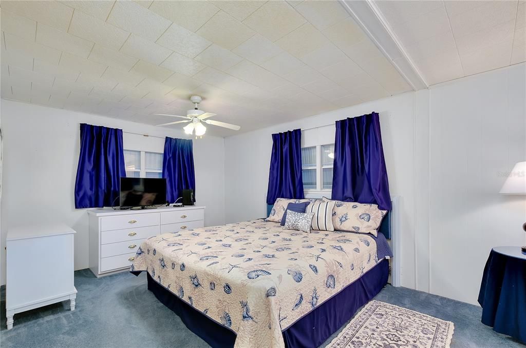 Active With Contract: $142,500 (2 beds, 2 baths, 959 Square Feet)