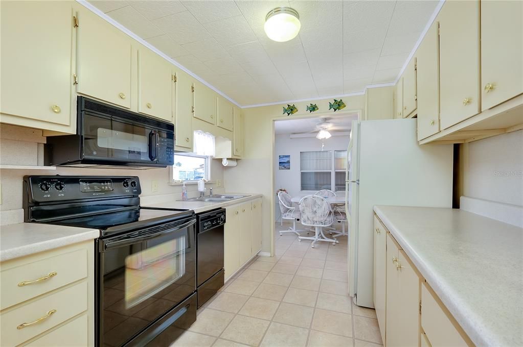 Active With Contract: $142,500 (2 beds, 2 baths, 959 Square Feet)