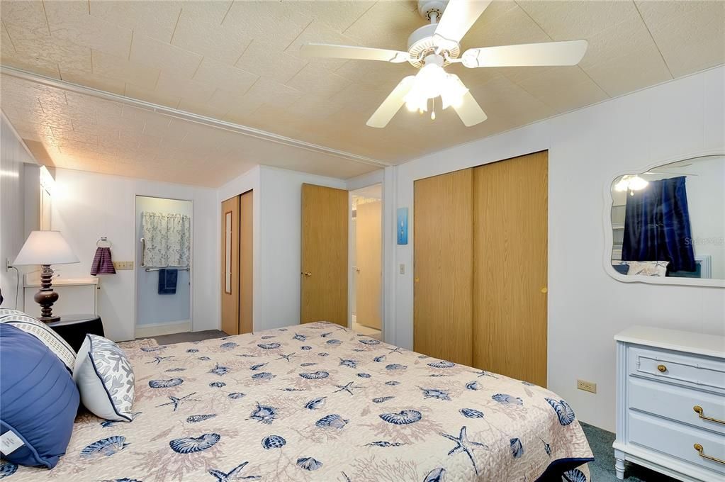 Active With Contract: $142,500 (2 beds, 2 baths, 959 Square Feet)