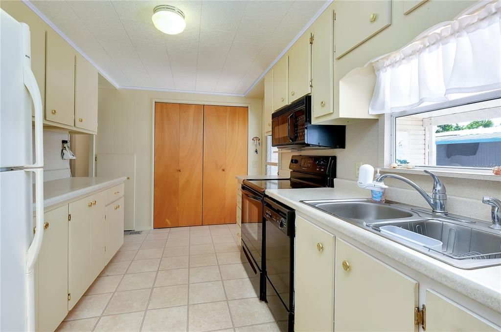 Active With Contract: $142,500 (2 beds, 2 baths, 959 Square Feet)