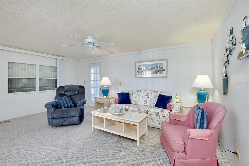 Active With Contract: $142,500 (2 beds, 2 baths, 959 Square Feet)