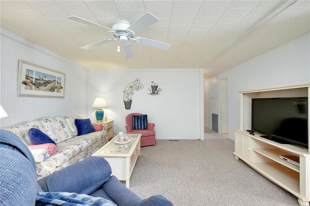 Active With Contract: $142,500 (2 beds, 2 baths, 959 Square Feet)