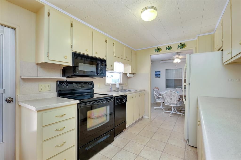 Active With Contract: $142,500 (2 beds, 2 baths, 959 Square Feet)