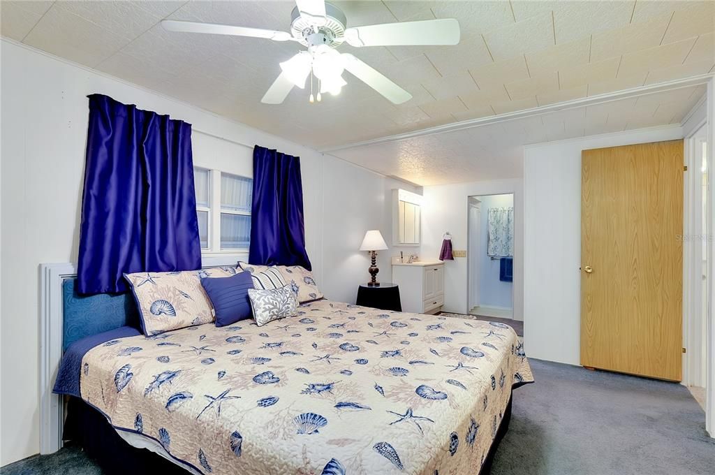 Active With Contract: $142,500 (2 beds, 2 baths, 959 Square Feet)