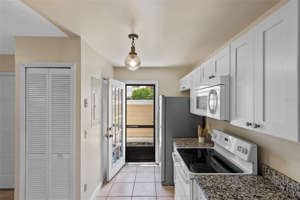 Под контрактом: $239,900 (3 спален, 2 ванн, 1214 Квадратных фут)