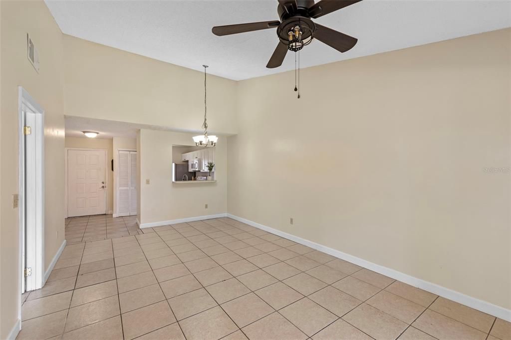 Под контрактом: $239,900 (3 спален, 2 ванн, 1214 Квадратных фут)