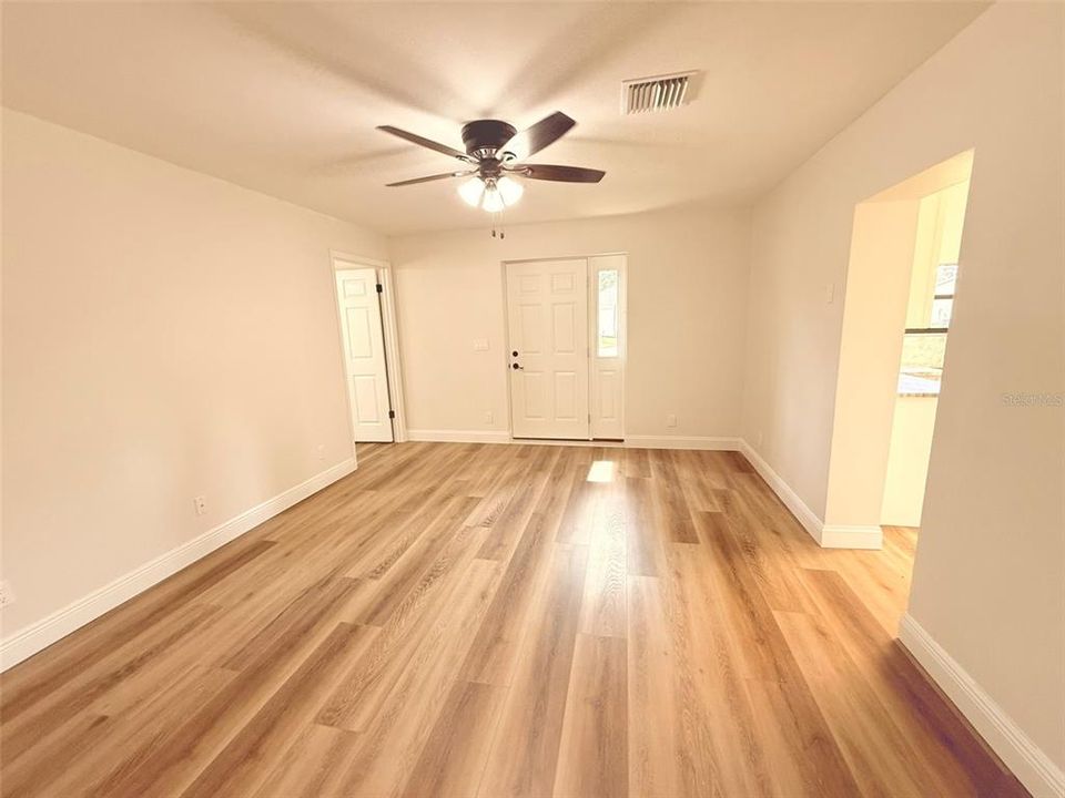 合同活跃: $349,900 (4 贝兹, 3 浴室, 1825 平方英尺)