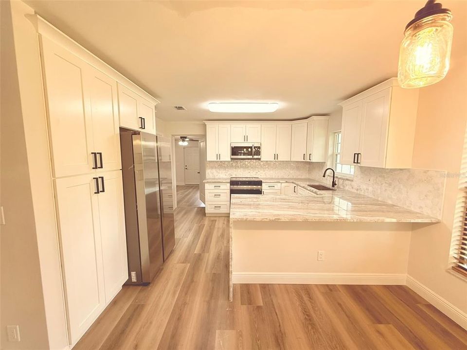 合同活跃: $349,900 (4 贝兹, 3 浴室, 1825 平方英尺)