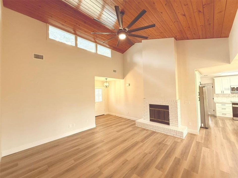 合同活跃: $349,900 (4 贝兹, 3 浴室, 1825 平方英尺)