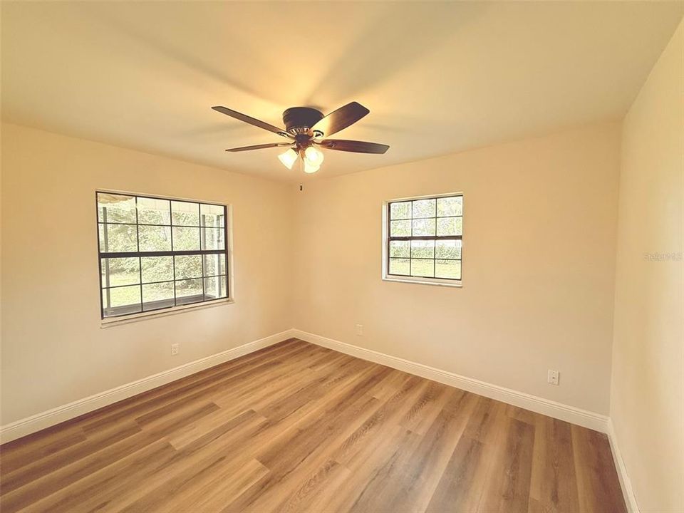 合同活跃: $349,900 (4 贝兹, 3 浴室, 1825 平方英尺)