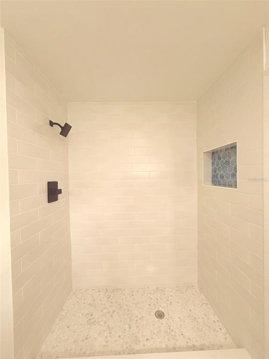 合同活跃: $349,900 (4 贝兹, 3 浴室, 1825 平方英尺)