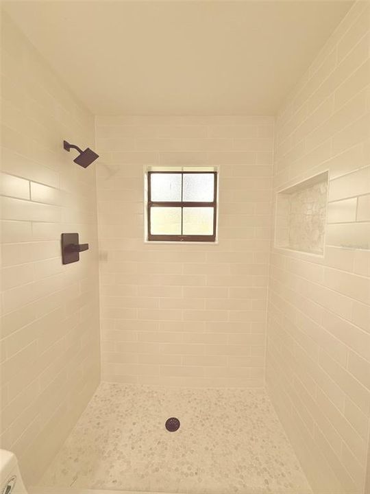 合同活跃: $349,900 (4 贝兹, 3 浴室, 1825 平方英尺)