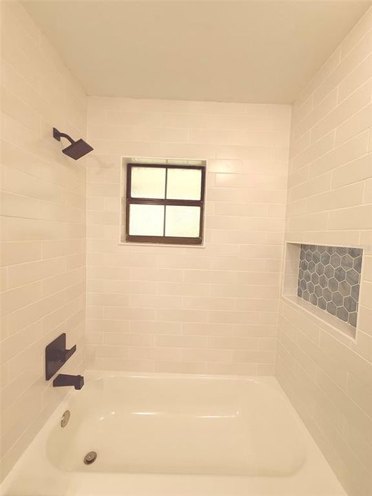 合同活跃: $349,900 (4 贝兹, 3 浴室, 1825 平方英尺)