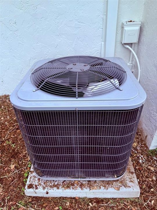 合同活跃: $349,900 (4 贝兹, 3 浴室, 1825 平方英尺)