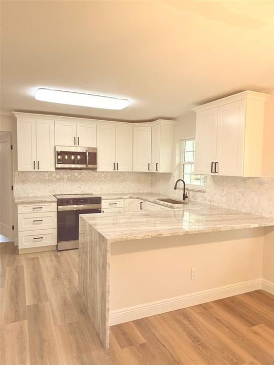 合同活跃: $349,900 (4 贝兹, 3 浴室, 1825 平方英尺)