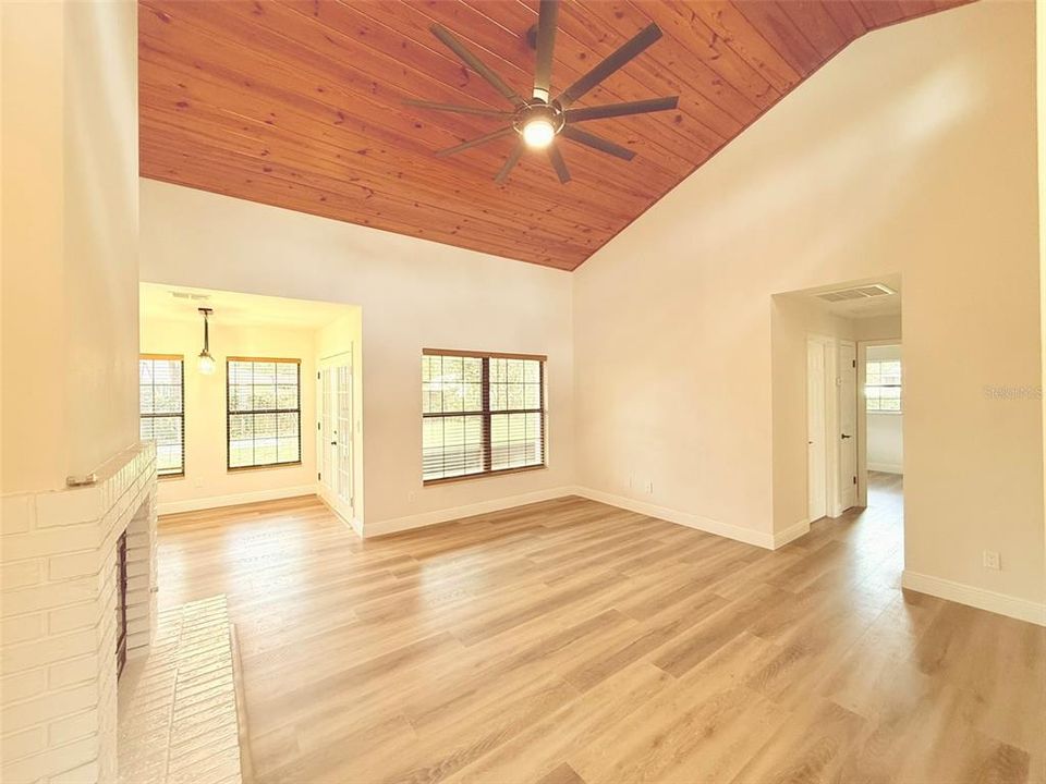 合同活跃: $349,900 (4 贝兹, 3 浴室, 1825 平方英尺)