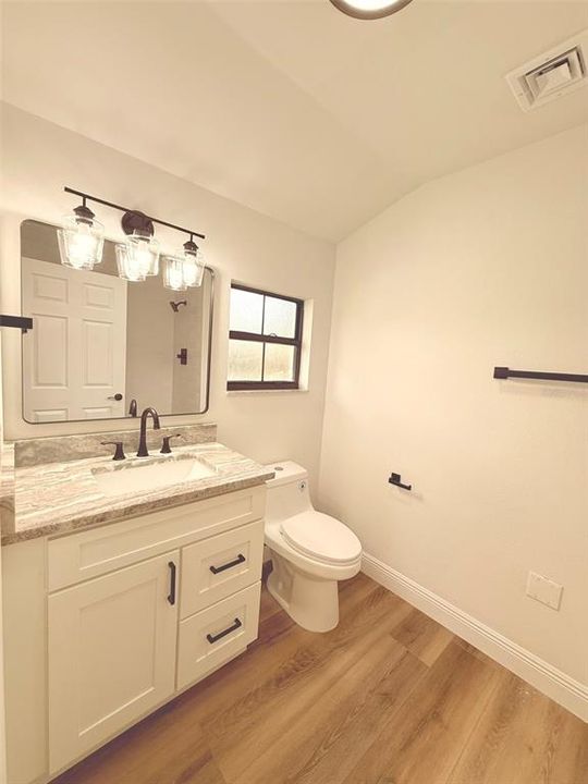 合同活跃: $349,900 (4 贝兹, 3 浴室, 1825 平方英尺)