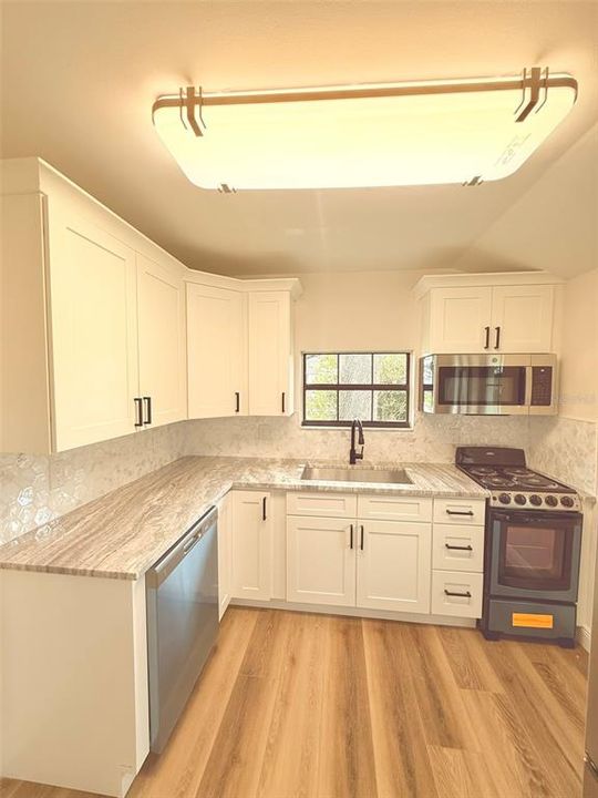 合同活跃: $349,900 (4 贝兹, 3 浴室, 1825 平方英尺)