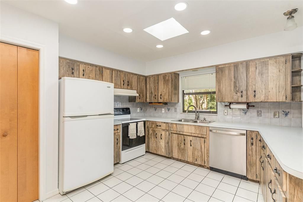 En Venta: $330,000 (3 camas, 2 baños, 2280 Pies cuadrados)