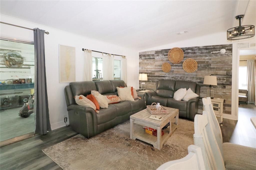 For Sale: $180,000 (2 beds, 2 baths, 1056 Square Feet)