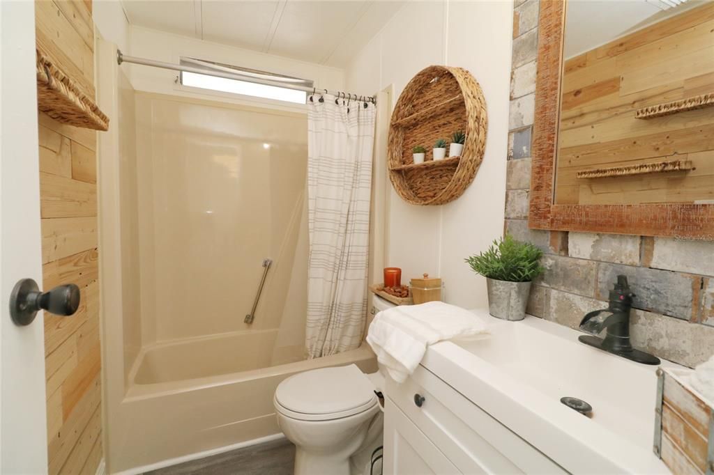 For Sale: $180,000 (2 beds, 2 baths, 1056 Square Feet)