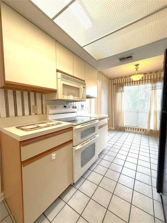 Active With Contract: $199,000 (2 beds, 2 baths, 1191 Square Feet)