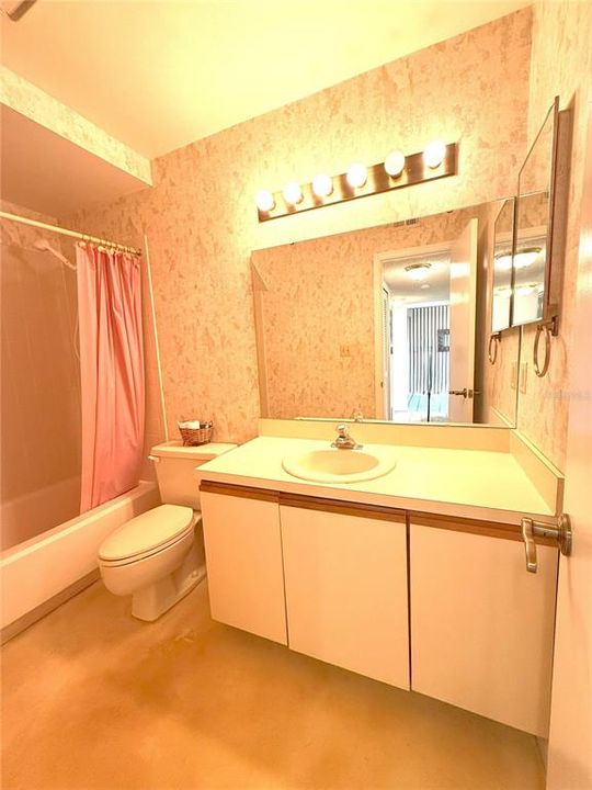 Active With Contract: $199,000 (2 beds, 2 baths, 1191 Square Feet)