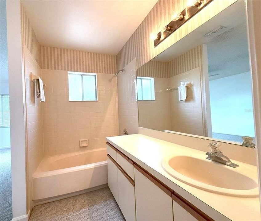 Active With Contract: $199,000 (2 beds, 2 baths, 1191 Square Feet)