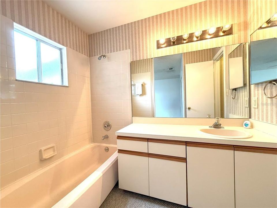 Active With Contract: $199,000 (2 beds, 2 baths, 1191 Square Feet)