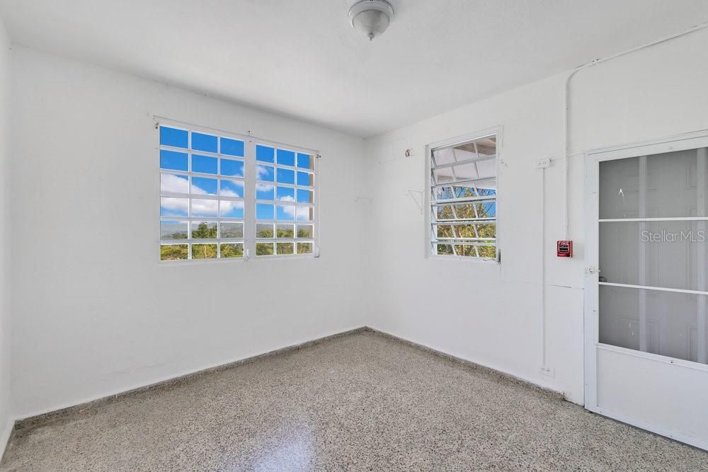 На продажу: $235,000 (5 спален, 3 ванн, 2644 Квадратных фут)