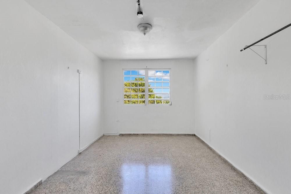 На продажу: $235,000 (5 спален, 3 ванн, 2644 Квадратных фут)