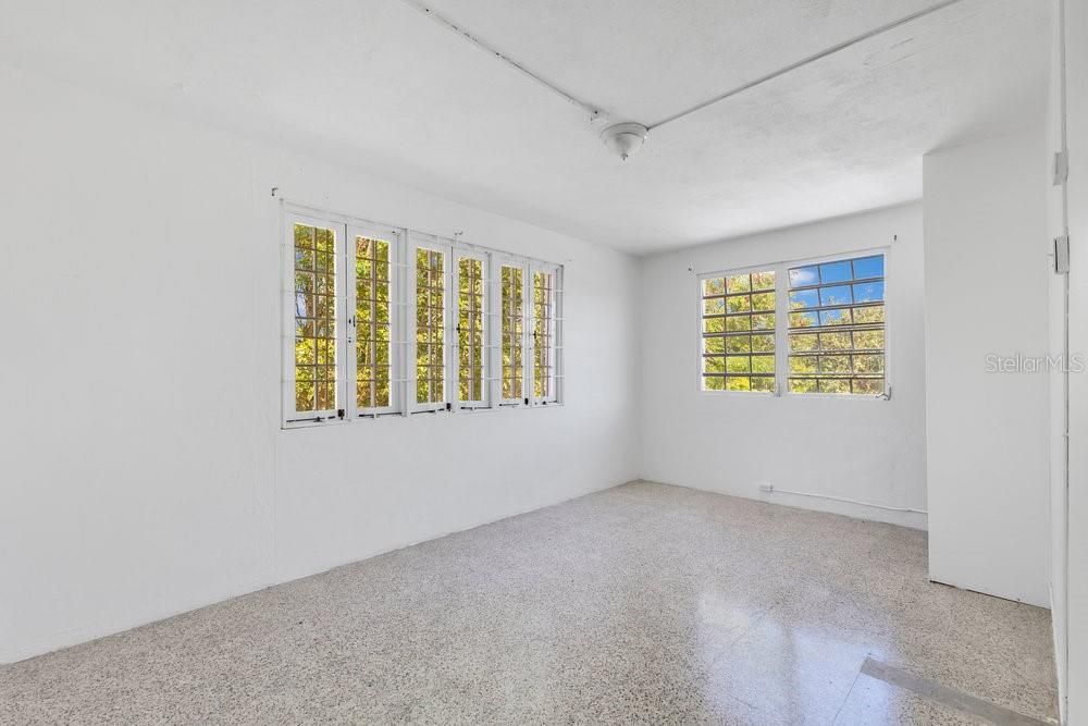 На продажу: $235,000 (5 спален, 3 ванн, 2644 Квадратных фут)