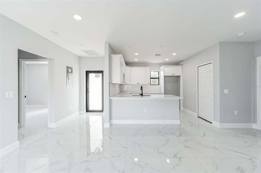 合同活跃: $249,900 (3 贝兹, 2 浴室, 1188 平方英尺)