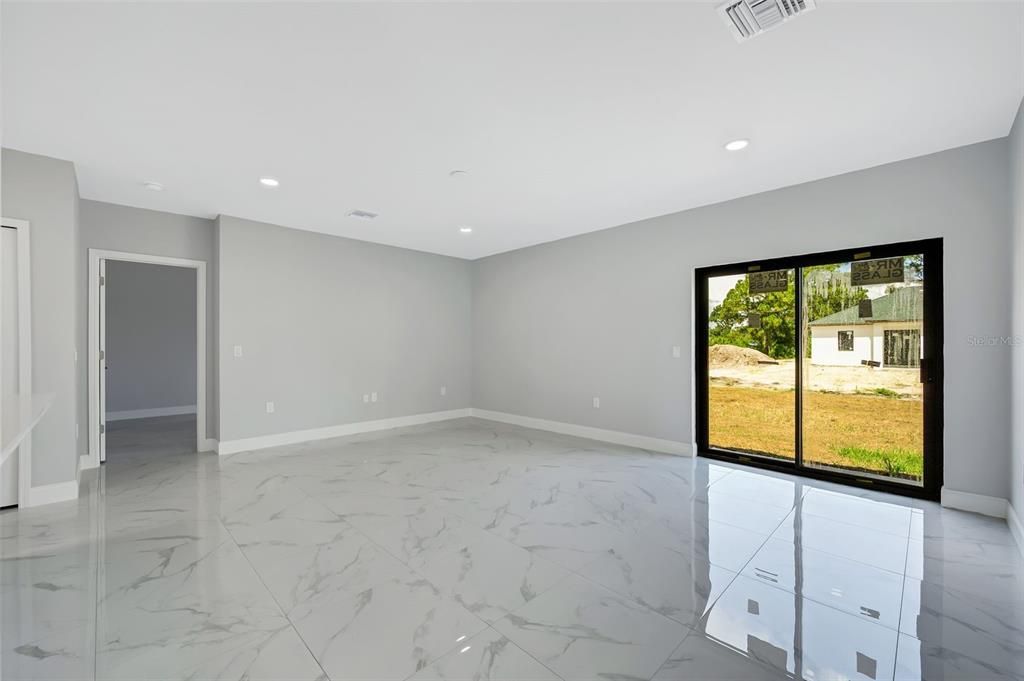 合同活跃: $249,900 (3 贝兹, 2 浴室, 1188 平方英尺)