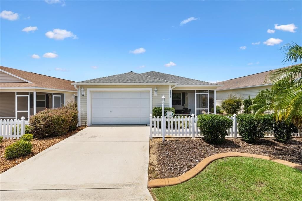 合同活跃: $254,000 (2 贝兹, 2 浴室, 1156 平方英尺)