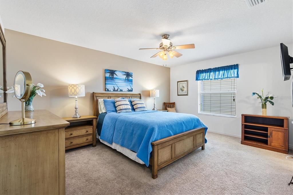 合同活跃: $254,000 (2 贝兹, 2 浴室, 1156 平方英尺)