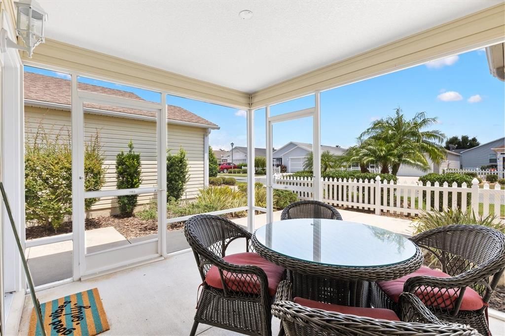 合同活跃: $254,000 (2 贝兹, 2 浴室, 1156 平方英尺)