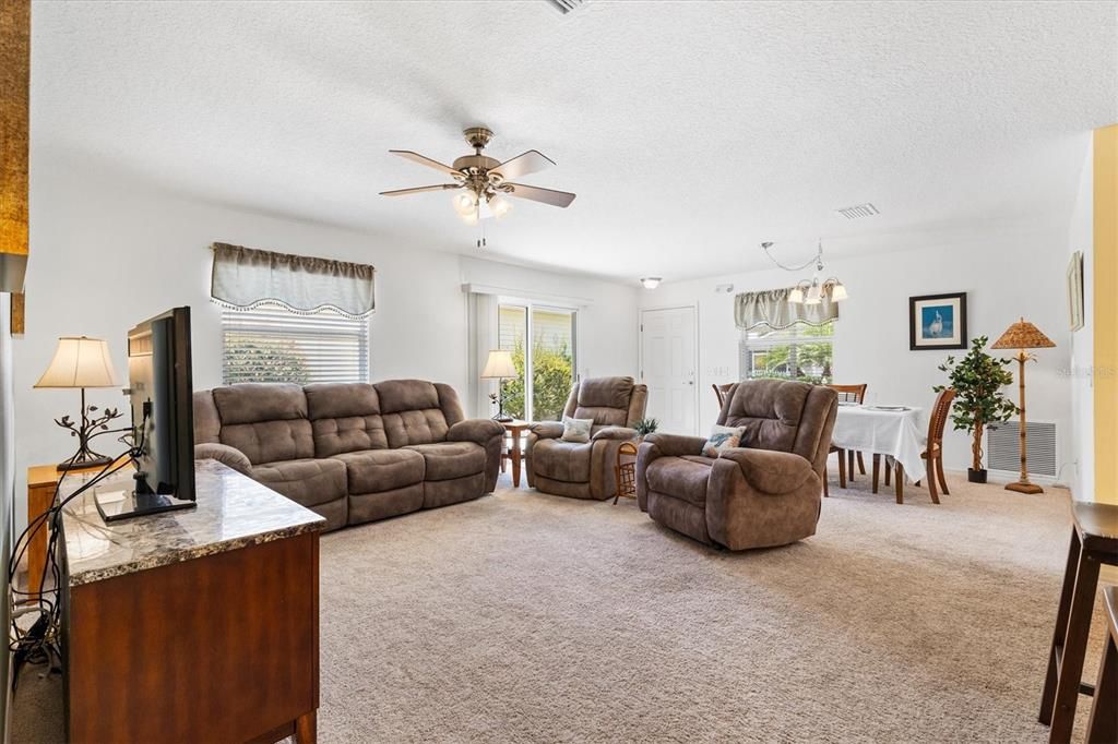 合同活跃: $254,000 (2 贝兹, 2 浴室, 1156 平方英尺)