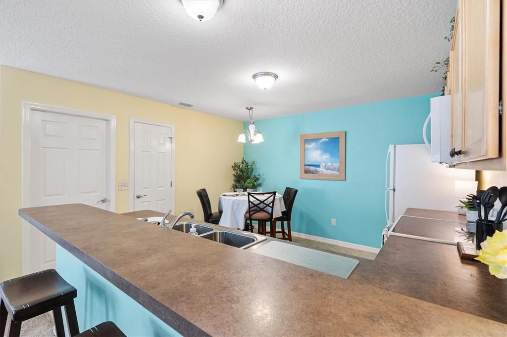 合同活跃: $254,000 (2 贝兹, 2 浴室, 1156 平方英尺)