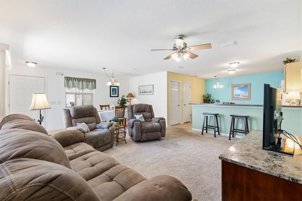 合同活跃: $254,000 (2 贝兹, 2 浴室, 1156 平方英尺)