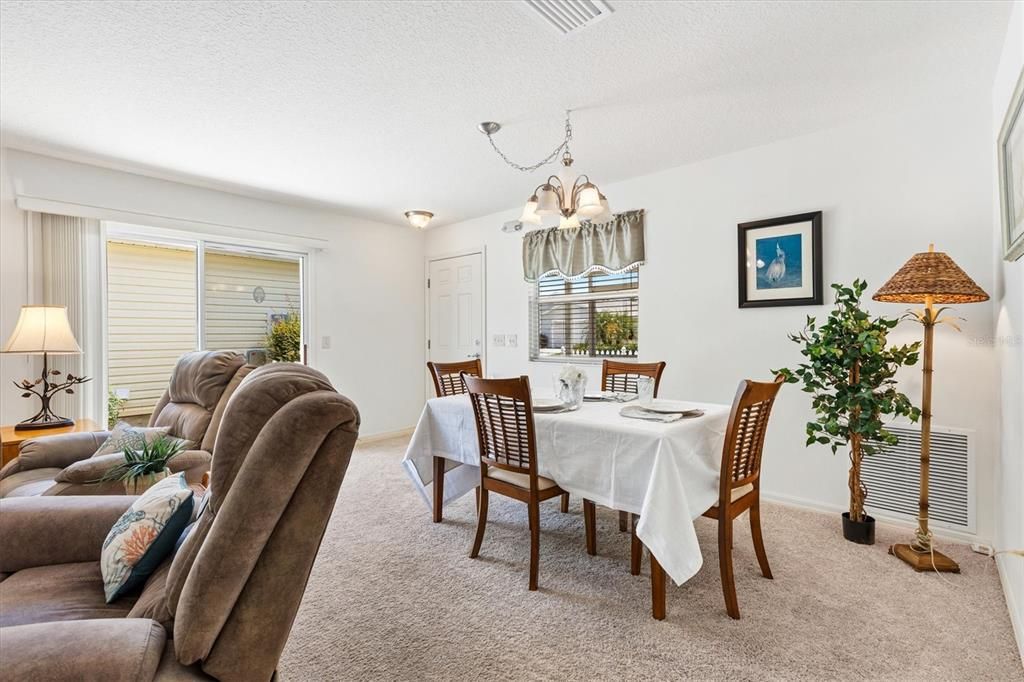 合同活跃: $254,000 (2 贝兹, 2 浴室, 1156 平方英尺)